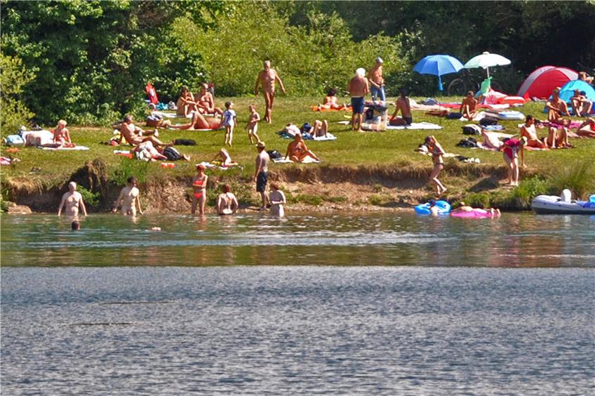 An heißen Sommertagen kann es am Ufer des Hirschauer Baggersees eng werden. Bild: Schmidt