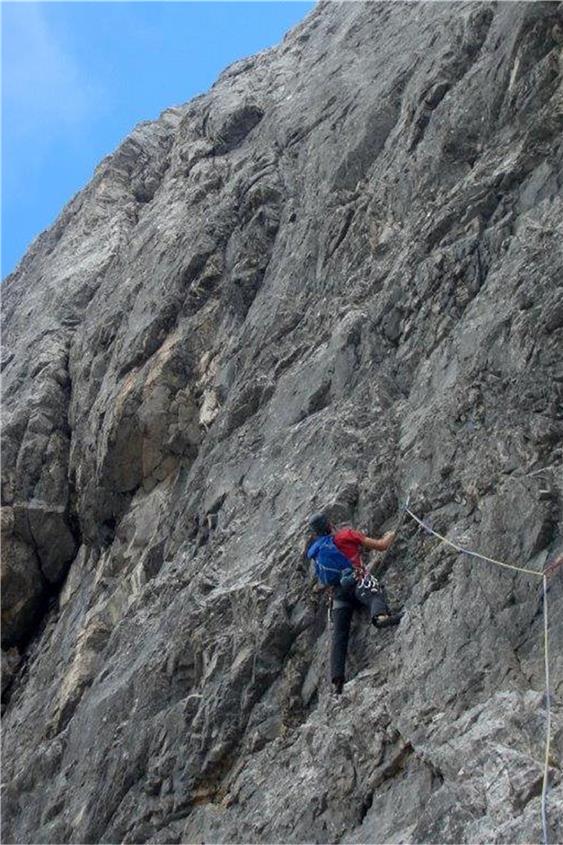 Vater und Sohn klettern gemeinsam in der Tiroler Alpenwand