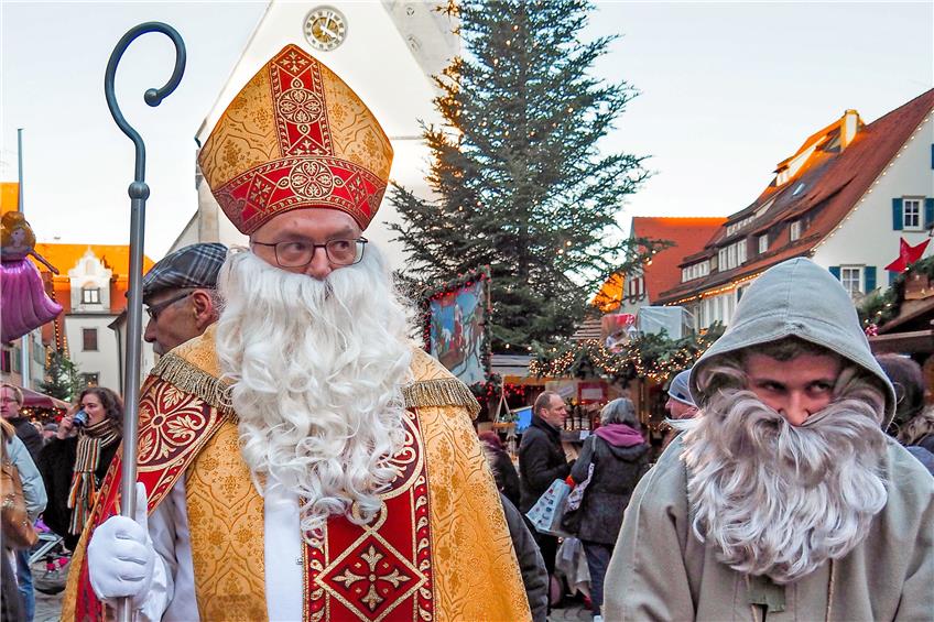 Der Nikolausmarkt in Rottenburg findet vom 8. bis 10. Dezember rund um den Dom statt. Der Nikolaus hat sein Kommen fest zugesagt!