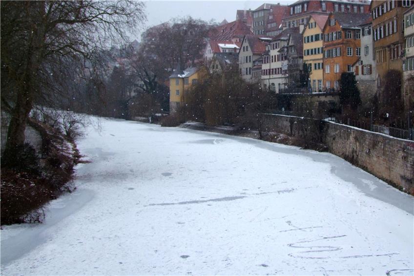 Ein immer selteneres Bild in Tübingen: Der zugefrorene Neckar. Bild: Bachmann