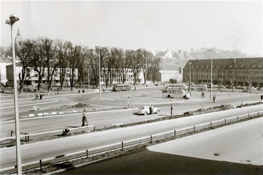 Für den neuen Busbahnhof in Tübingen hatte man 1960 einen Teil des Anlagenparks geopfert. Man war sich aber einig, dass Grün in der Stadt wichtig ist. Archivbild: Göhner