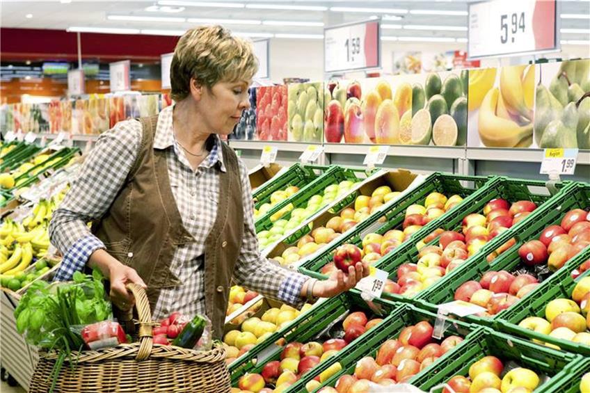 Für viele Verbraucher spielt die Art der Herstellung eine wichtige Rolle, und so wird bei der Kaufentscheidung im Supermarkt auch auf Lebensmittelsicherheit und Nachhaltigkeit geachtet.Bild: djd/qs-live.de