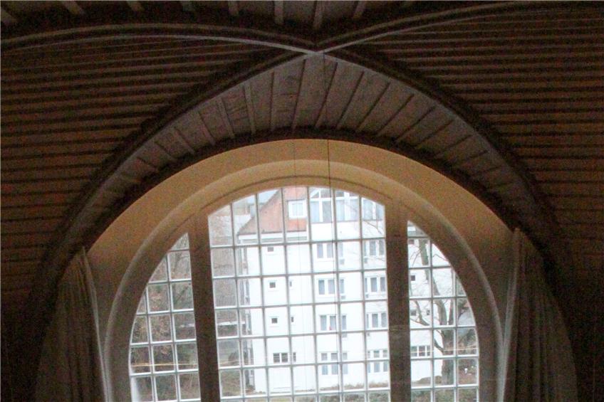Interessante Blickverbindungen: Vom ersten Stock, der Verwaltungsebene der Kirchenmusikhochschule, kann man nun wieder in den großen Saal hinunter- und über den Neckar schauen.