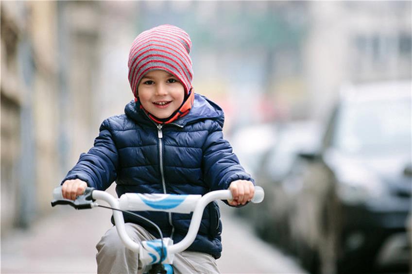 Nach der neuen Regelung dürfen Kinder Radwege benutzen, wenn diese baulich von der Fahrbahn getrennt sind. Bild: milosducati - Fotolia
