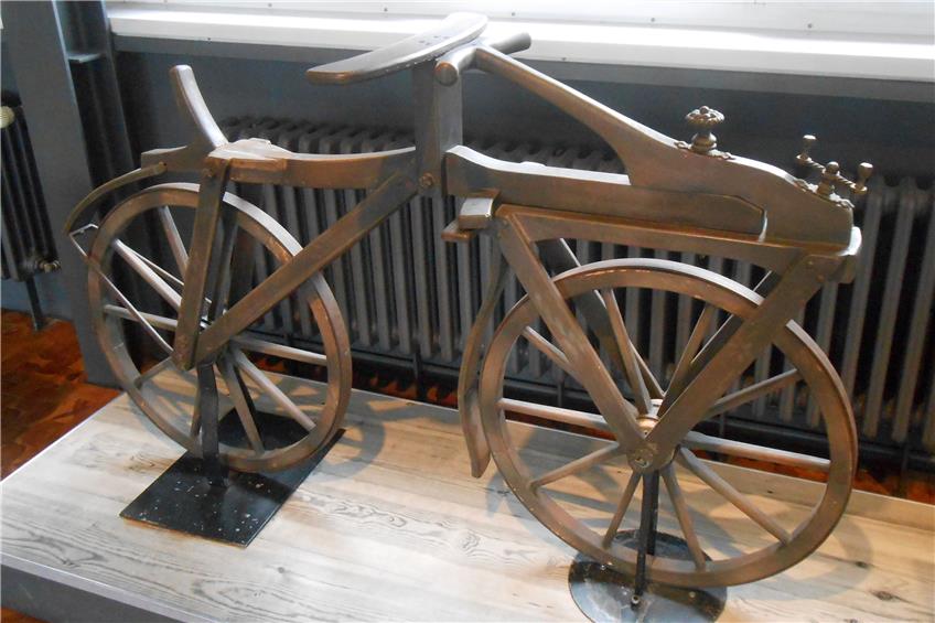 So sah das Drai’sche Laufrad aus dem Jahr 1817 aus. Das abgebildete Rad ist ein Nachbau von Stellmacher Frey aus Mannheim. Es besteht aus Holz und Schmiedeeisen, hat eine Sitzhöhe von 78 Zentimetern, einen Raddurchmesser von 68 Zentimetern und ein Gewicht von rund 20 Kilogramm. Der Nachbau steht im Deutschen Technikmuseum in Berlin. Bild: Angelika Brieschke