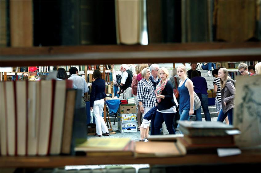 Zu einer großen Büchersause gehört zwingend ein Antiquariatsmarkt. Die Bücherstände sind am Samstag (11 bis 20 Uhr) und Sonntag (11 bis 18 Uhr) in der Altstadt aufgebaut. Archivbild: Faden