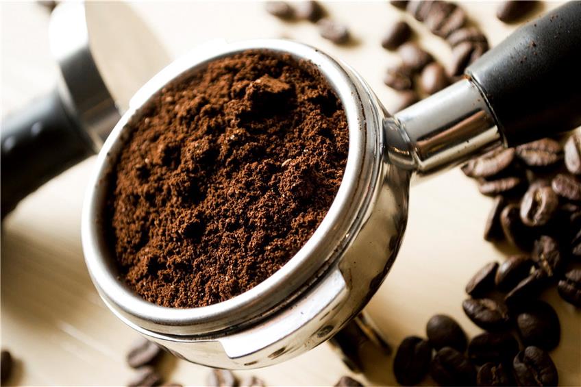  Wer Kaffee liebt und diesen gerne trinkt, muss den Kaffeesatz nicht entsorgen. Dieser ist ein hervorragender Dünger für viele Pflanzen.
