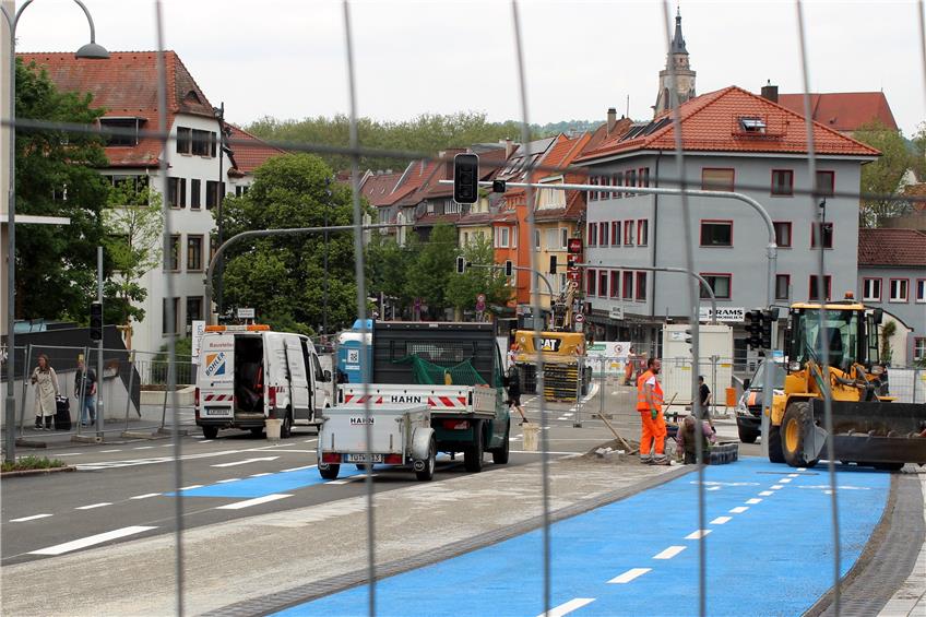 Am gestrigen Dienstag wurde noch heftig gearbeitet an der Blauen Brücke in Tübingen. Zum Wochenende hin soll die Steinlachbrücke fertig und befahrbar sein. Bild: Angelika Brieschke