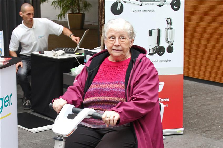 Angela Reik vom Tübinger Stadtseniorenrat testete im vergangenen Jahr einen Mobilitätsroller auf der sen’FIT. Bild: Zibulla