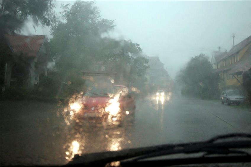 Bei Starkregen kann die Verkehrslage schnell unübersichtlich werden. Archivbild: Faden