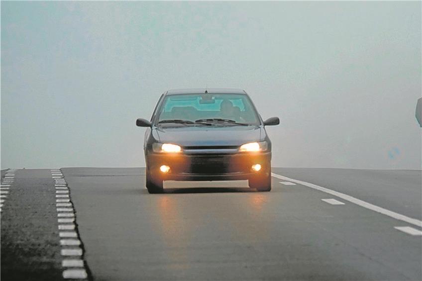 Bei schlechter Sicht gebrauchen Autofahrer zumindest das Abblendlicht. Der ACE berät zum passenden Licht für unterschiedliche Sicht-Situationen. Bild: jeffrey van daele/Fotolia.com
