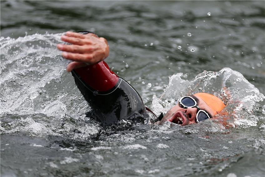 Beim City-Triathlon am vergangenen Sonntag schluckten die Athleten einiges an Neckarwasser. Archivbild: Ulmer