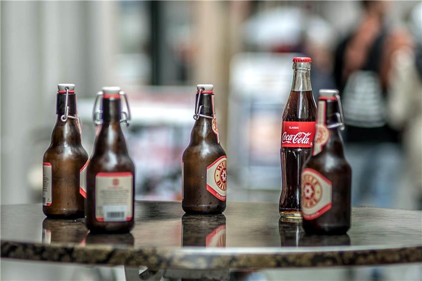 Bier oder Cola? Wer einen Hochschulabschluss hat, trinkt statistisch wöchentlich Alkohol. Archivbild: Ulrich Metz