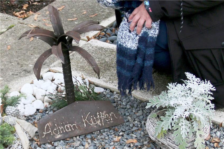 Birgit Küffen wundert sich, dass die kleine Palme auf dem Grab ihres Mannes für große Diskussionen gesorgt hat. Bild: Stefan Zibulla