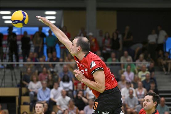 Da steht er in der Luft, der Rottenburger Neuzugang Moritz Ruber, gegen die Ludwigsburger Barock Volleys. Bild: Ulmer