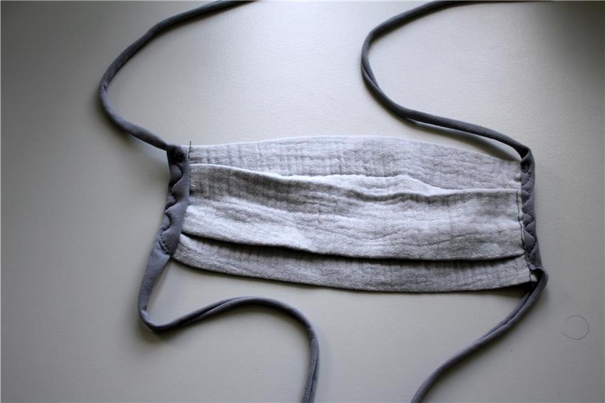 Damit eine Alltagsmaske aus Stoff virenfrei ist, kann man sie waschen oder bügeln oder backen. Archivbild: Angelika Brieschke