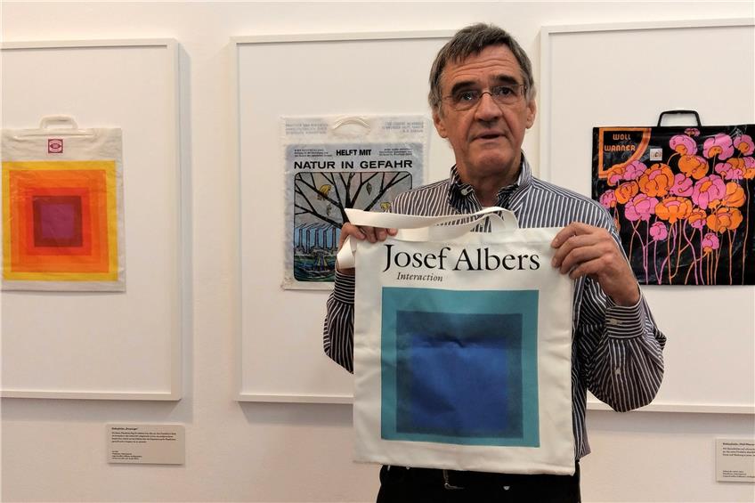 Damit fing alles an: Die von Joseph Albers inspirierte Plastiktüte ist das Sammelexemplar Nr. 1 von Matthias Kotz.