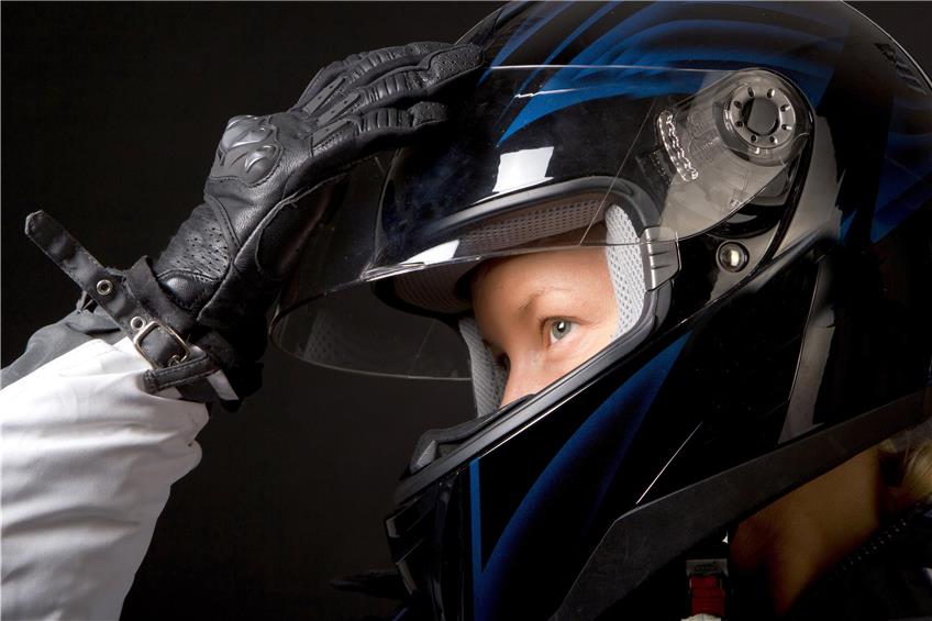 Das Tragen eines Schutzhelms ist für Motorradfahrer Pflicht. Bild: Fxquadro/Adobe
