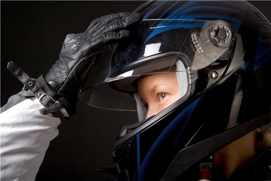 Das Tragen eines Schutzhelms ist für Motorradfahrer Pflicht. Bild: Fxquadro/Adobe