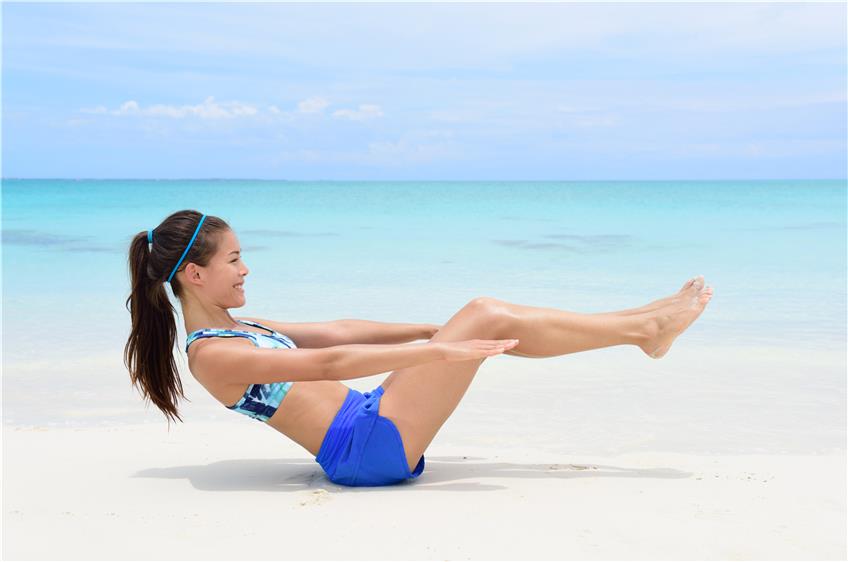Das Training mit dem eigenen Körpergewicht: Bodyweight liegt im Trend und kann auch noch im Urlaub am Strand für unkomplizierte Figurformung sorgen. / © Maridav – fotolia.com (#94537485)