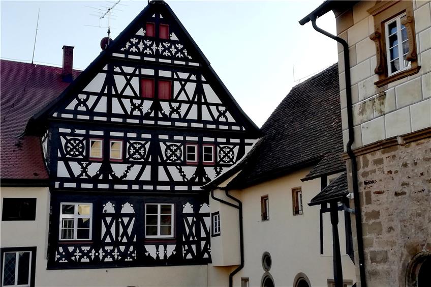 Das Wachendorfer Schloss hat hübsche Ziergiebel, die vom Innenhof aus bewundert werden können.