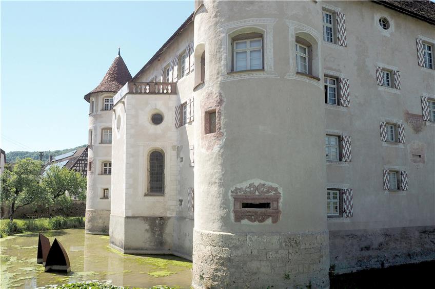Das Wasserschloss Glatt aus dem 16. Jahrhundert beherbergt zwei beliebte Cafés (kleines Bild).