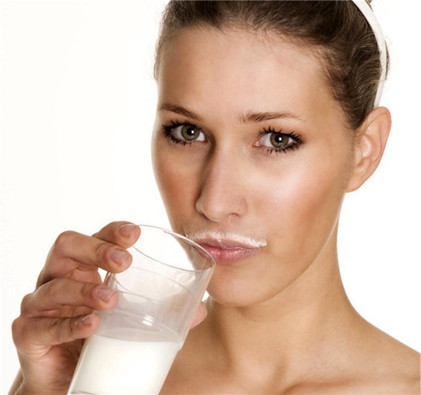 Das in der Milch enthaltene Kalzium kann die Wirkung von Antibiotika herabsetzen. Bild: ©Grischa Georgiew - stock.adobe.com