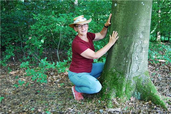 Den Wald neu erfahren: Baumrinde und Moos erfühlen. Gabriele Haar zeigt es. Bild: Jutta Garber