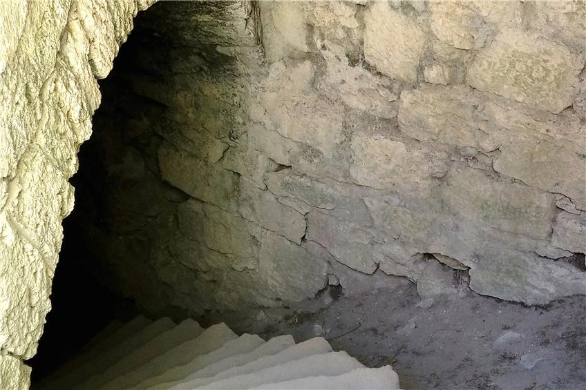 Der Abgang zu den Kasematten auf der Burg Hohenurach – da, wo die Fledermäuse im Winter wohnen. Bild: Gabriele Böhm