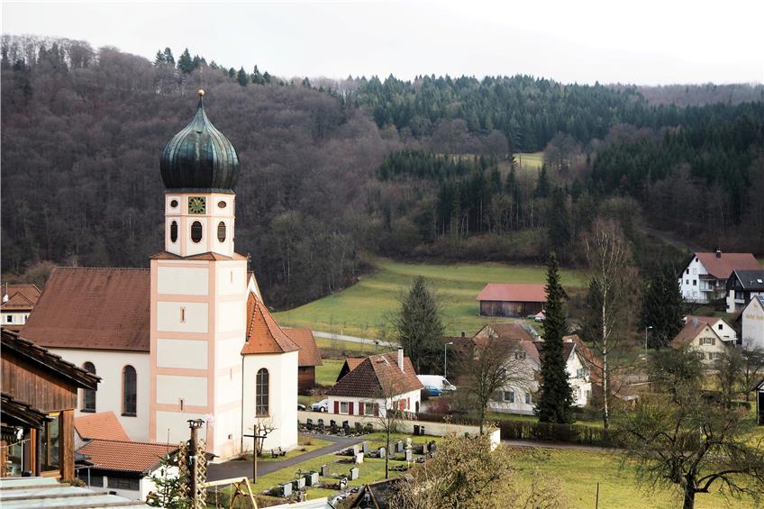 Der Albflecken Bichishausen mit seiner Galluskirche samt wuchtigem Zwiebelturm. Bilder: Spieth