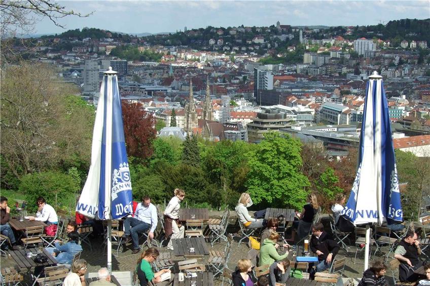 Der Biergarten auf der Karlshöhe bietet einen faszinierenden Blick auf den Stuttgarter Süden und die umliegenden Höhenzüge.Bilder: Spieth