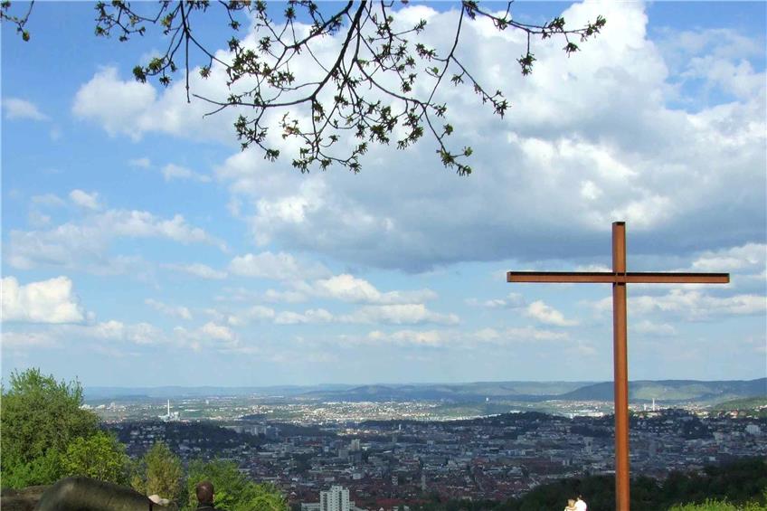 Der Birkenkopf wurde nach Kriegsende mit dem Trümmerschutt der weitgehend zerstörten Stuttgarter Innenstadt auf 511 Meter Höhe aufgefüllt. Auf der Kuppe wurde neben den freiliegenden Gesteinstrümmern ein weithin sichtbares Kreuz aufgestellt.