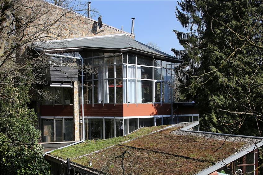 Der Plan des Architekten Heinrich Niemeyer, das Haus mit seiner natürlichen Umgebung verschmelzen zu lassen, ist in der unteren Neckarhalde in Tübingen voll aufgegangen. Bild: Erich Sommer