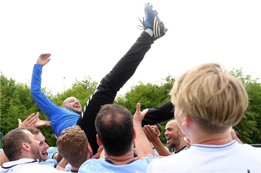 Der SV Pfrondorf feiert seinen Trainer Rasmus JoostBild: Ulmer