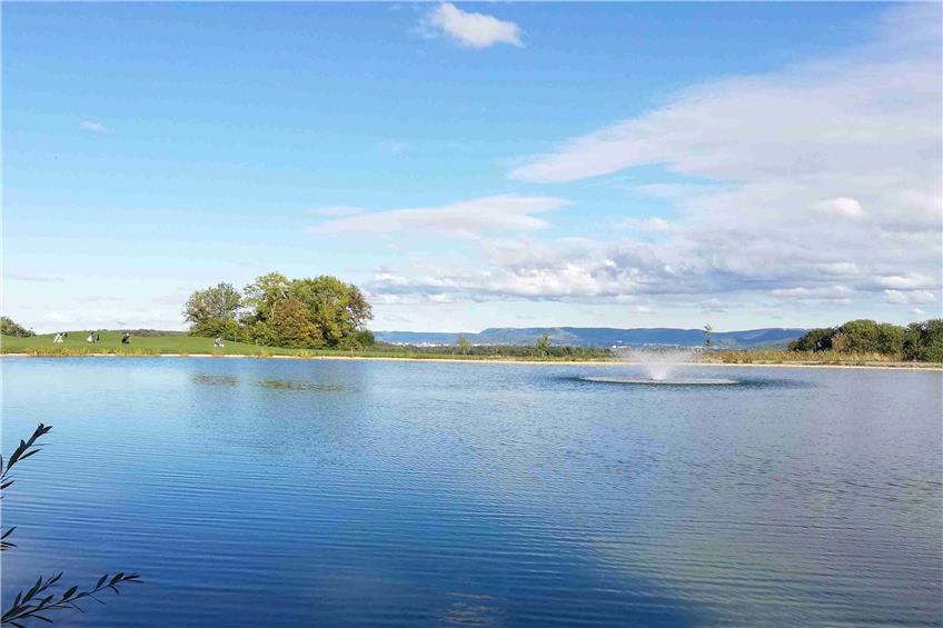 Der See beim Golfclub Kreßbach mit herrlichem Blick auf die Schwäbische Alb. Bild: Arndt Spieth
