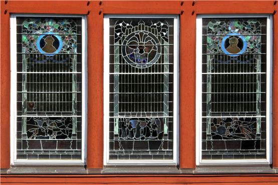 Die Glasfenster im Roigelhaus sind besonderes hübsch gestaltet.