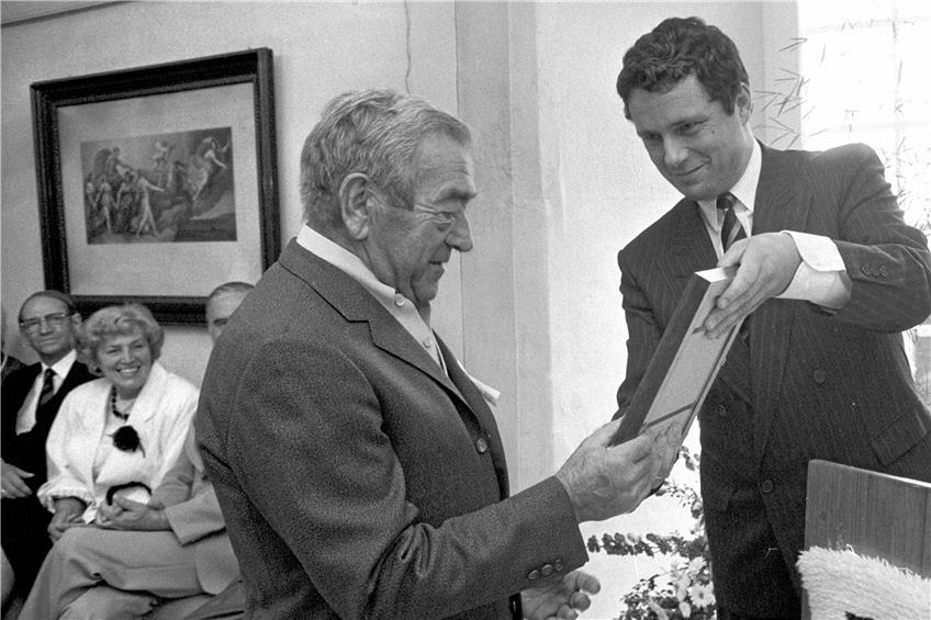 Die Museumseinweihung mit Walter Tiedemann (links) und Kirchentellinsfurts Bürgermeister Bernhard Knauss war im September 1988. Archivbild: Grohe