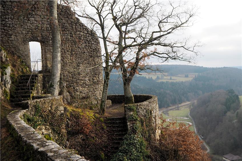 Die Ruine Hohengundelfingen mit Blick ins Lautertal.