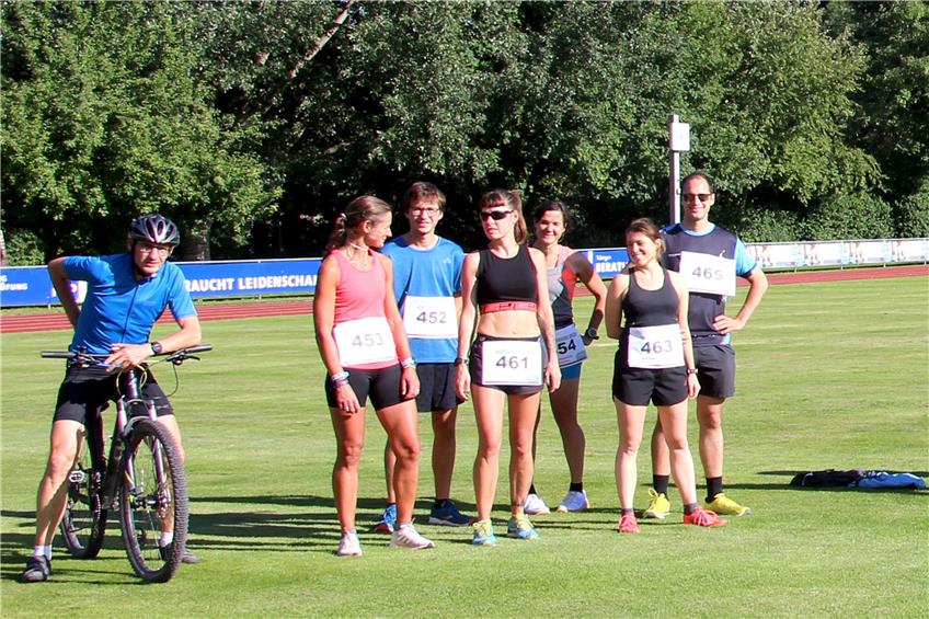 Die Teilnehmerinnen und Teilnehmer des Marathons versammeln sich vor dem Start auf dem Rasen im Stadion. Bild: Gerold Knisel