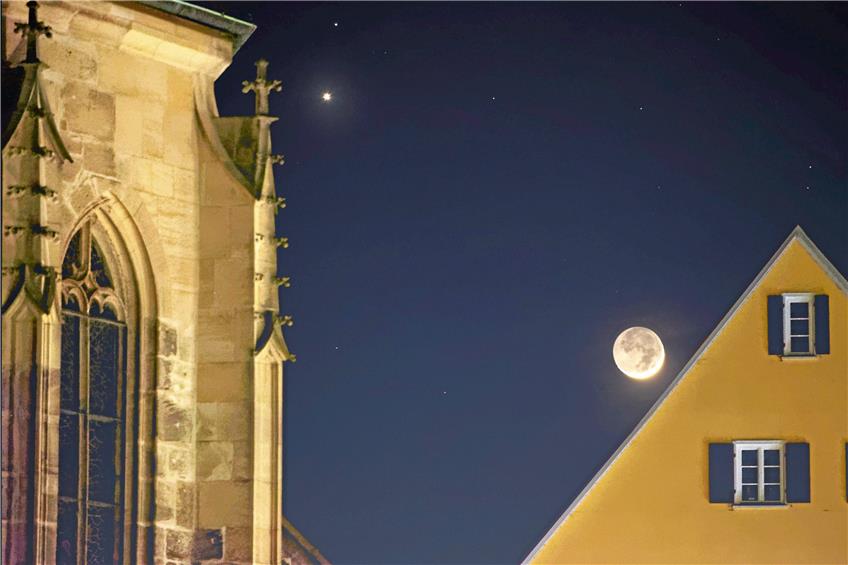 Die Tübinger Stiftskirche mit Mond.  Archivbild: Ulrich Metz