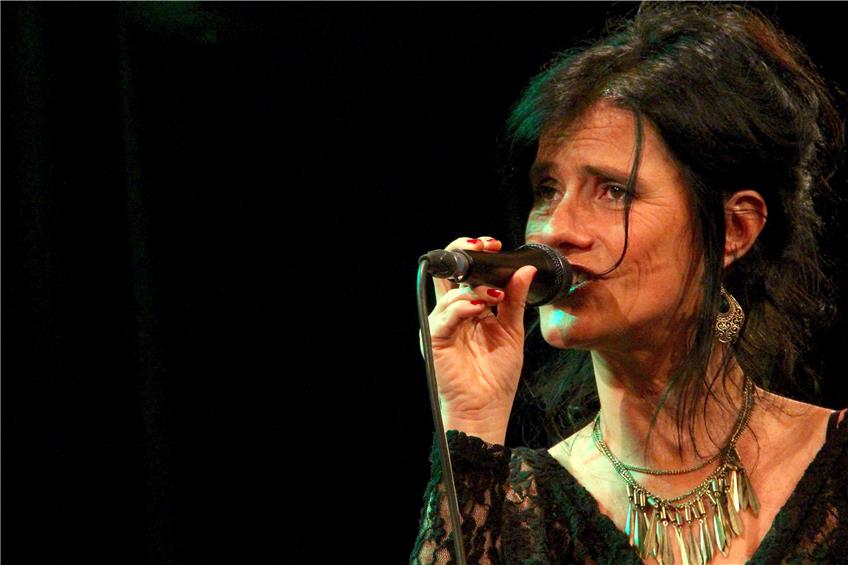 Die Tübingerin Katalin Horvath ist die herausragende Sängerin von Foaie Verde. Bild: Jürgen Spieß