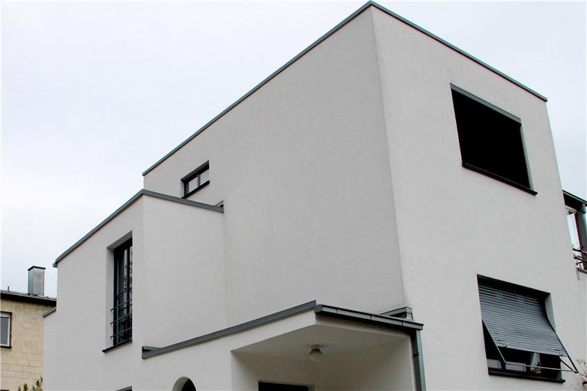 Die Villa Laub ist ein Werk des bedeutenden Architekten Martin Elsaesser. Außen- und Innenarchitektur sind mit der aus mehreren Kuben bestehenden Grundform mit Flachdach ganz dem „Neuen Bauen“ verpflichtet.