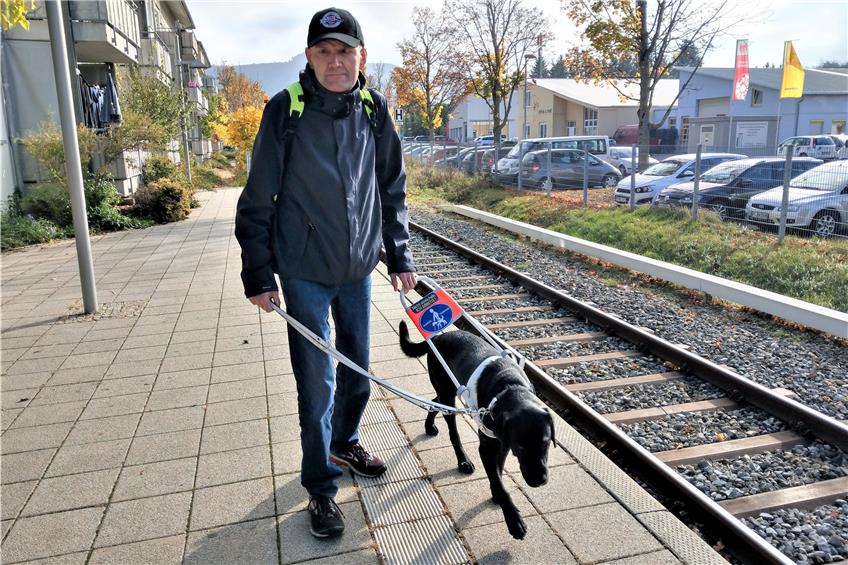 Die Wege an Bahnanlagen sind oft recht kompliziert für Sehbehinderte – und gefährlich. Für Heinz Lobitz ist sein Hund hilfreicher Begleiter, Familienmitglied und Freund. Bild: Gabriele Böhm