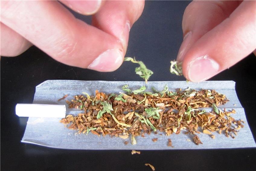 Die illegale Droge Cannabis wird meist mit Tabak vermischt als Joint geraucht. Bild: BZgA