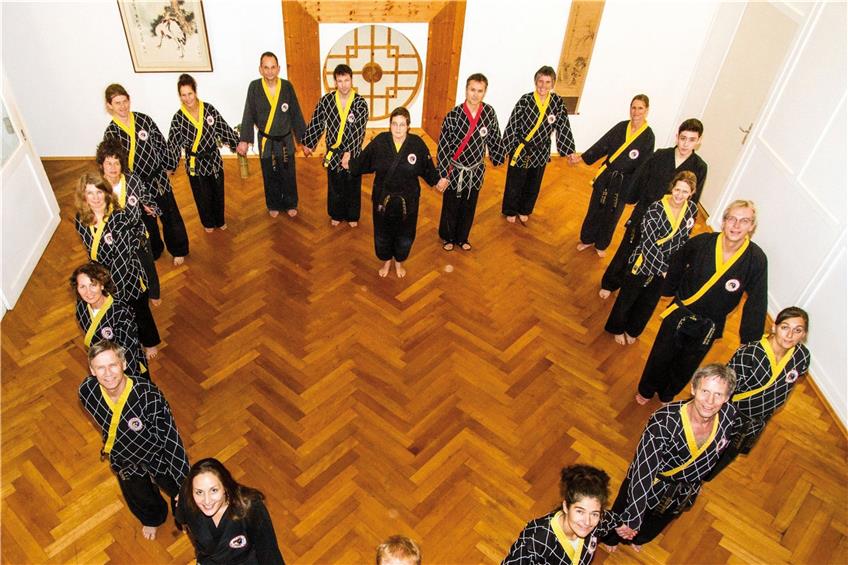 Die versammelten Danträger/innen der Shinson-Hapkido-Schule Tübingen. Das Foto wurde natürlich vor der Corona-Pandemie aufgenommen.Bild: Dietrich Werminghausen