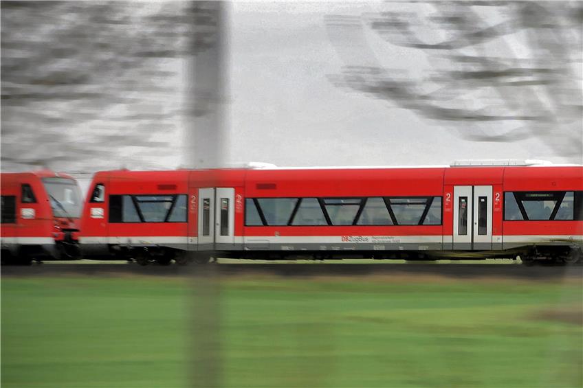 Diese roten Wagen wird man in den nächsten Wochen im Ammertal nicht sehen Dort werden bis Ferienende an mehreren Stellen Gleise ausgetauscht. Archivbild: Metz