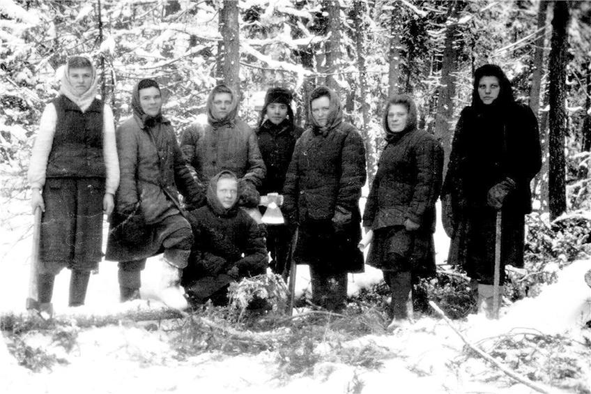 Dieses Foto aus dem Jahr 1951 zeigt Zeuginnen Jehovas, die nach Sibirien verbannt wurden, bei Hölzfällerarbeiten. Bild: Jehovas Zeugen in Deutschland