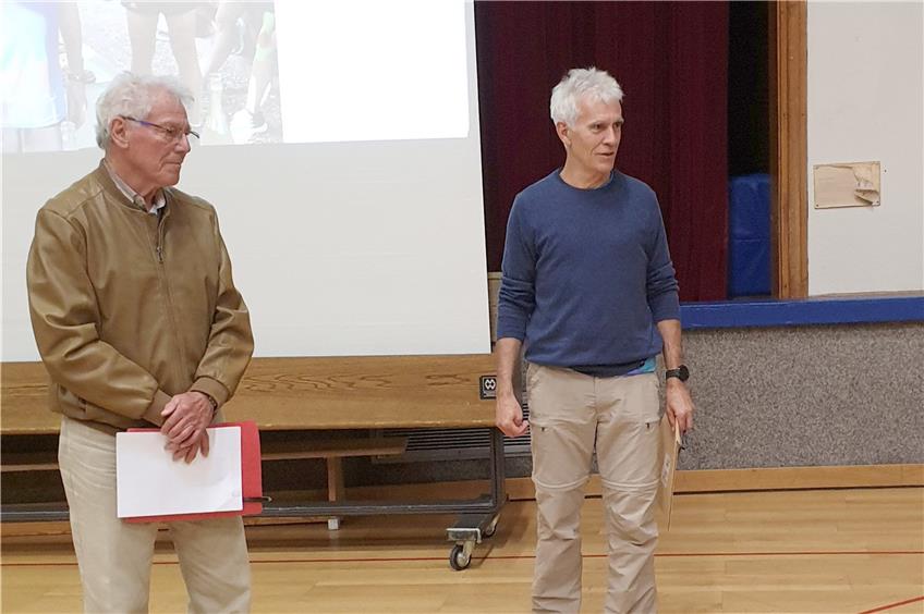 Ehrenmitglied Peter Reif  (rechts), 1. Vorsitzender Gerold Knisel und Gert Messner. Bild: Post SV