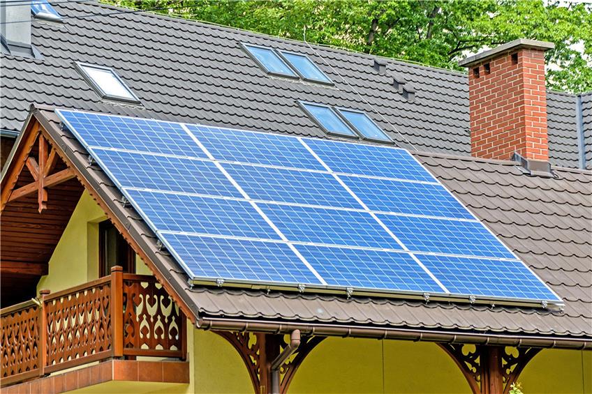 Eine energieeffiziente Solaranlage in Verbindung mit einer neuen Heizungsanlage kann bis zu 40 Prozent der Heizkosten einsparen. Bild: Pixabay © Antranias 