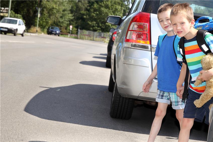 Eltern können ihre Kinder schrittweise dazu anleiten, sich sicher und eigenständig im Straßenverkehr zu bewegen. Bild: sabine hürdler - Fotolia stock.adobe.com